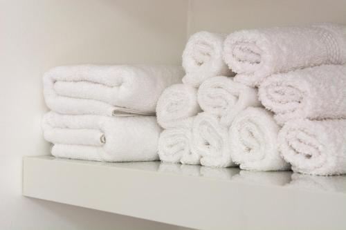 a pile of towels sitting on a shelf at Stilvolle, gemütliche und haustierfreundliche Wohnung in Hackenheim