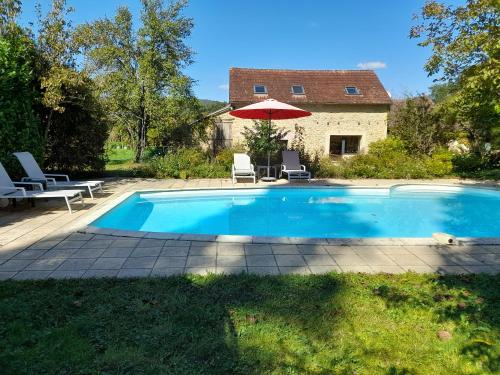 Piscina a Aux Iris o a prop