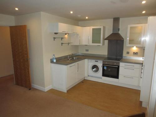 una cocina con fregadero y estufa en Echo apartment Sunderland, en Sunderland