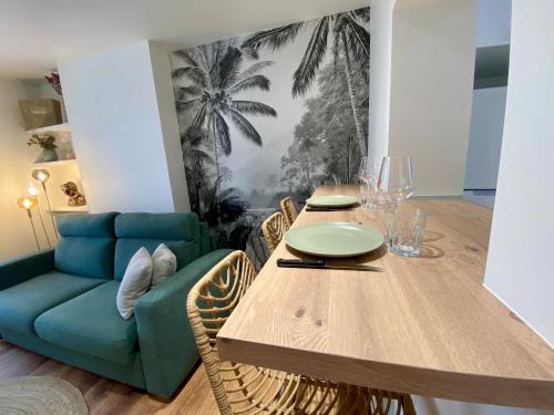 een eetkamer met een tafel en een bank bij Haut Chatelet in Orléans