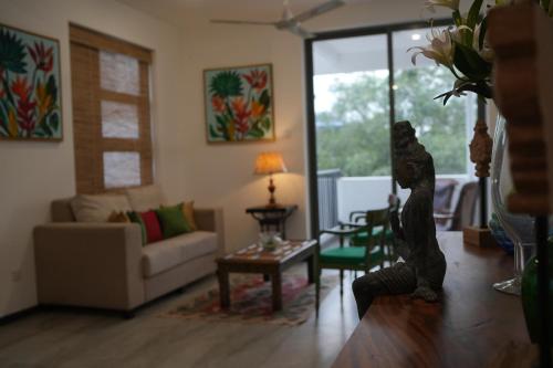 a living room with a statue in the middle of a room at Seilan in Colombo