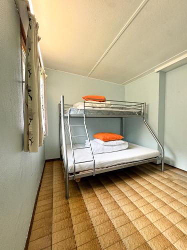 a room with two bunk beds in a room at Thak in Francorchamps