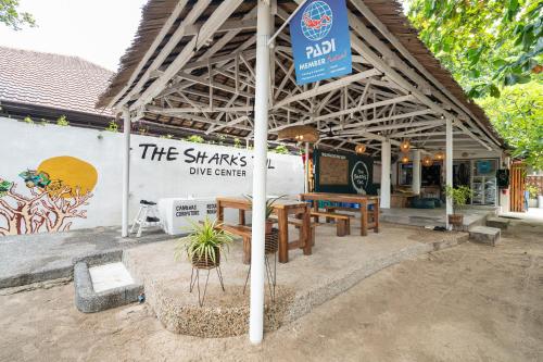 Certifikát, hodnocení, plakát nebo jiný dokument vystavený v ubytování The Shark's Tail Dive Resort