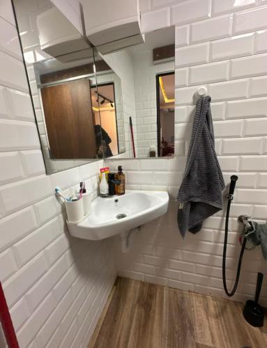 a white bathroom with a sink and a mirror at Casa del campo in Souani