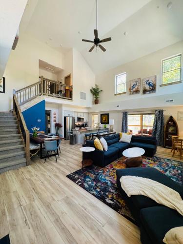 Χώρος καθιστικού στο Creekside Retreat 4BR/4BA +Pond View at Tall Timber Camp