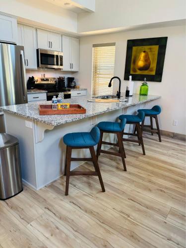 Η κουζίνα ή μικρή κουζίνα στο Creekside Retreat 4BR/4BA +Pond View at Tall Timber Camp