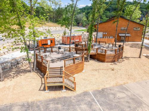Φωτογραφία από το άλμπουμ του Creekside Retreat 4BR/4BA +Pond View at Tall Timber Camp σε Melva