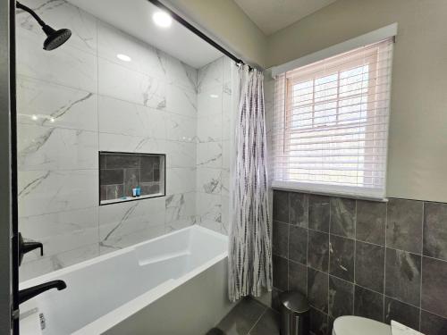 Ένα μπάνιο στο 3BR House at Pine Forest Hideaway - 12 Minutes to UNC - Near Jordan Lake