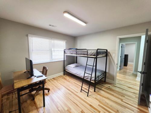 Ένα ή περισσότερα κρεβάτια σε δωμάτιο στο 3BR House at Pine Forest Hideaway - 12 Minutes to UNC - Near Jordan Lake