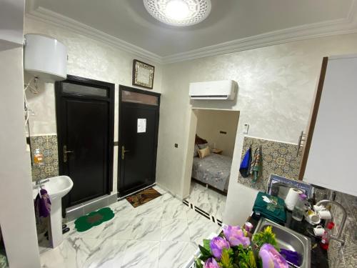 Ένα μπάνιο στο Cosy, Calm Apartment - Wi-Fi, AC & NETFLIX