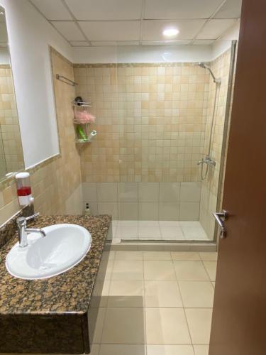 Alsahel Vacation 1 في دبي: حمام مع حوض ودش