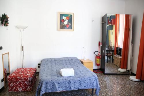 een slaapkamer met een bed en een koelkast bij La Genova storica dal monolocale in Genua