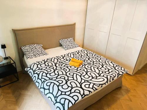 a bedroom with a bed with a black and white comforter at Spacious Old Town Flat, Munster in Zürich