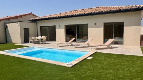 a swimming pool in the yard of a house at Villa neuve avec piscine in Allan