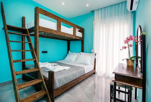 une chambre avec un lit superposé avec une échelle dans l'établissement Aqua Velva Luxury Apartment, à Potos