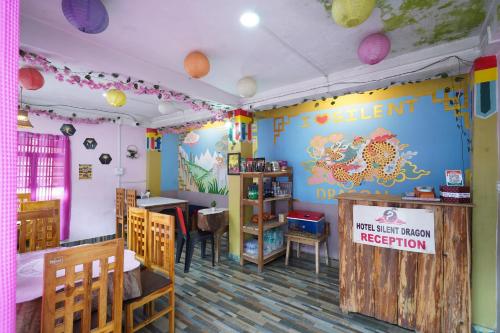 Silent dragon hotelにあるレストランまたは飲食店