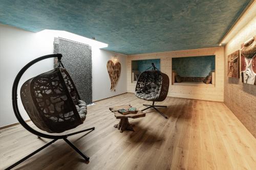 a room with two chairs and a ceiling at ManicriS in Conco