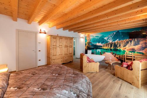 a bedroom with a large bed and a painting on the wall at ManicriS in Conco