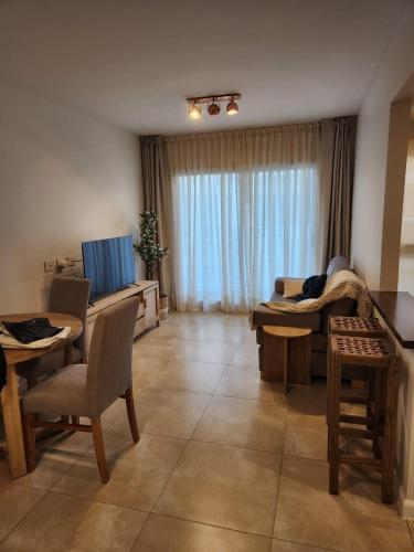 a living room with a couch and a table at Departamento Banfield Centro in Lomas de Zamora