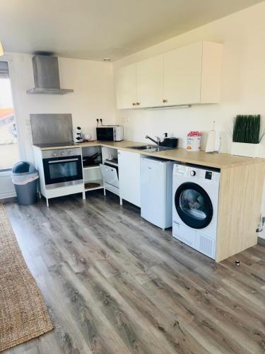 a kitchen with a washing machine and a washer at 1 - Zénith - Parc Expo - Campus - Sud 3 - Diochon in Le Grand-Quevilly