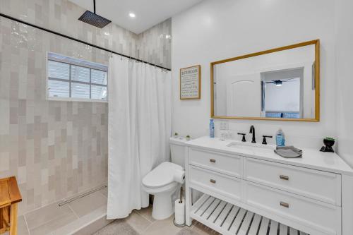 Ένα μπάνιο στο Stunning Tropical Pool House Delray Near The Ocean