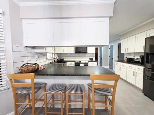 Η κουζίνα ή μικρή κουζίνα στο 3BR House at Pine Forest Hideaway - 12 Minutes to UNC - Near Jordan Lake