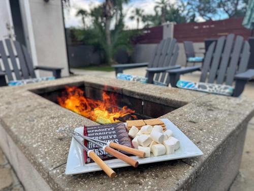 um prato de hibahibahibahibaazaazaazaazaazaazaazaazaazaazaaza em Sunkissed Sands em St. Augustine