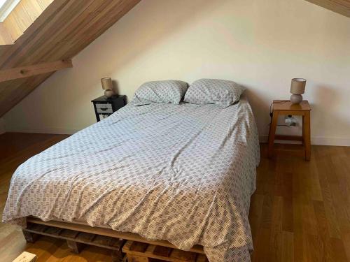 Ένα ή περισσότερα κρεβάτια σε δωμάτιο στο Maisonnette à la campagne