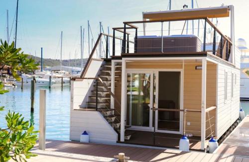 Luxury Houseboat Lavender