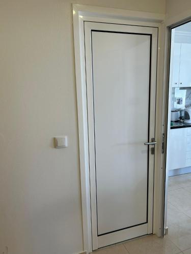 a sliding door in a room with a kitchen at La casita de campo in Ponta do Sol