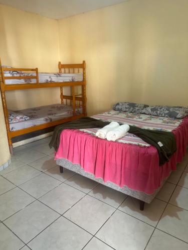a bedroom with two bunk beds in a room at Dani Hostel e Pousada in Maceió