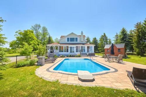 a house with a swimming pool in the yard at Farmhouse Resort in Midhurst