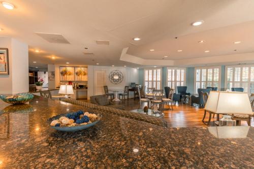 a lobby with a bowl of fruit on a counter at Governors Inn Hotel Sacramento in Sacramento