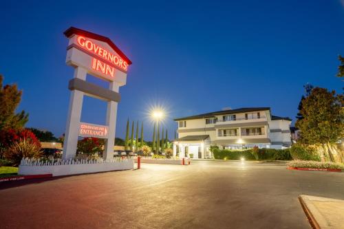 a sign for a convention inn in front of a building at Governors Inn Hotel Sacramento in Sacramento