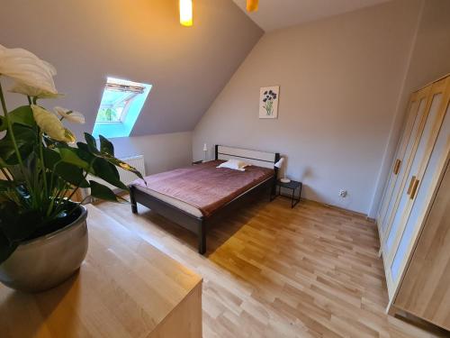 Ένα ή περισσότερα κρεβάτια σε δωμάτιο στο Apartament Nad Chabrami