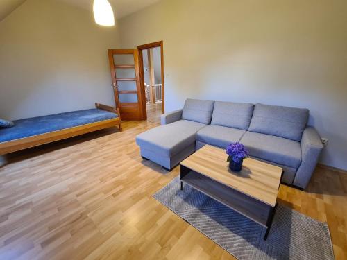 Ένα ή περισσότερα κρεβάτια σε δωμάτιο στο Apartament Nad Chabrami