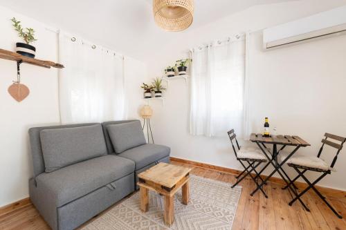 un salon avec un canapé et une table dans l'établissement בקתת המפל, à Eli Ad