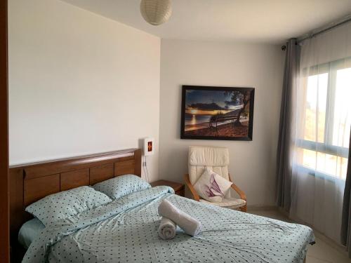 a bedroom with a bed and a picture on the wall at נופש במגדלי המלכים in Tiberias