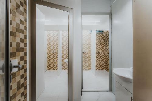 ein Badezimmer mit Dusche, Toilette und Waschbecken in der Unterkunft Hostel Rio in Sarajevo