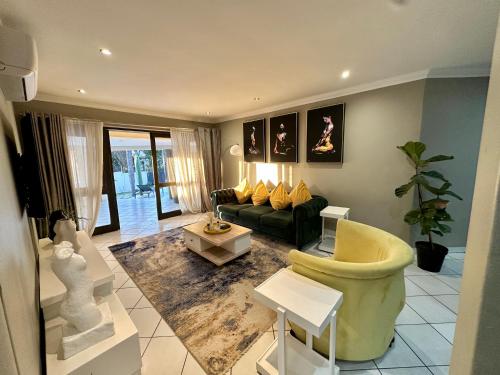 un salon avec un canapé et une chaise dans l'établissement The Chapel Luxury Apartments 2, à Johannesbourg