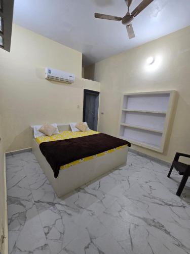 Una cama o camas en una habitación de Best B&B in Orchha
