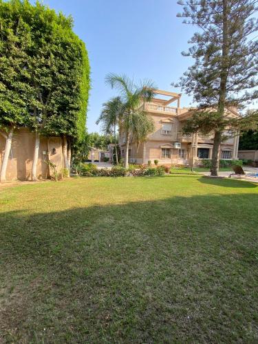 Κήπος έξω από το Al Fardous Luxury Vacation Home