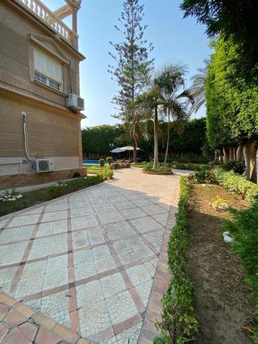 Κήπος έξω από το Al Fardous Luxury Vacation Home