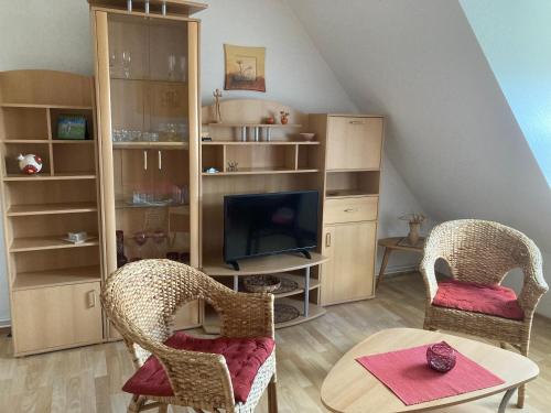 a living room with two chairs and a television at Seenplatte in Malchow