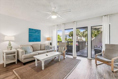Χώρος καθιστικού στο Near Ocean Elegance in Historic St Augustine