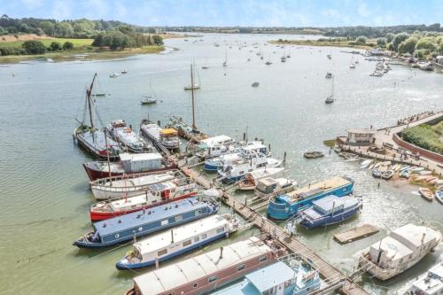eine Gruppe von Booten, die in einem Hafen angedockt sind in der Unterkunft Lime Kiln Quay Cottage in Woodbridge