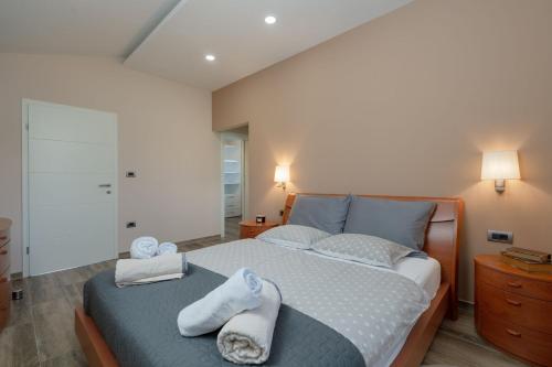a bedroom with a bed with towels on it at Villa Kadore in Višnjan