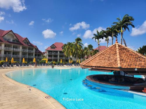 サント・リュスにあるTi Coco Luce family à Sainte Luce dans village de vacancesのヤシの木が茂るリゾートの大型スイミングプール