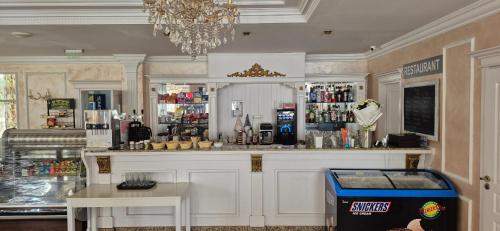een bar in een restaurant met een kroonluchter bij Apartment Sofia Macon Residence Sveti Vlas in Sveti Vlas