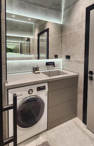 un bagno con lavatrice e lavandino di Park Residence 2 a Nardaran